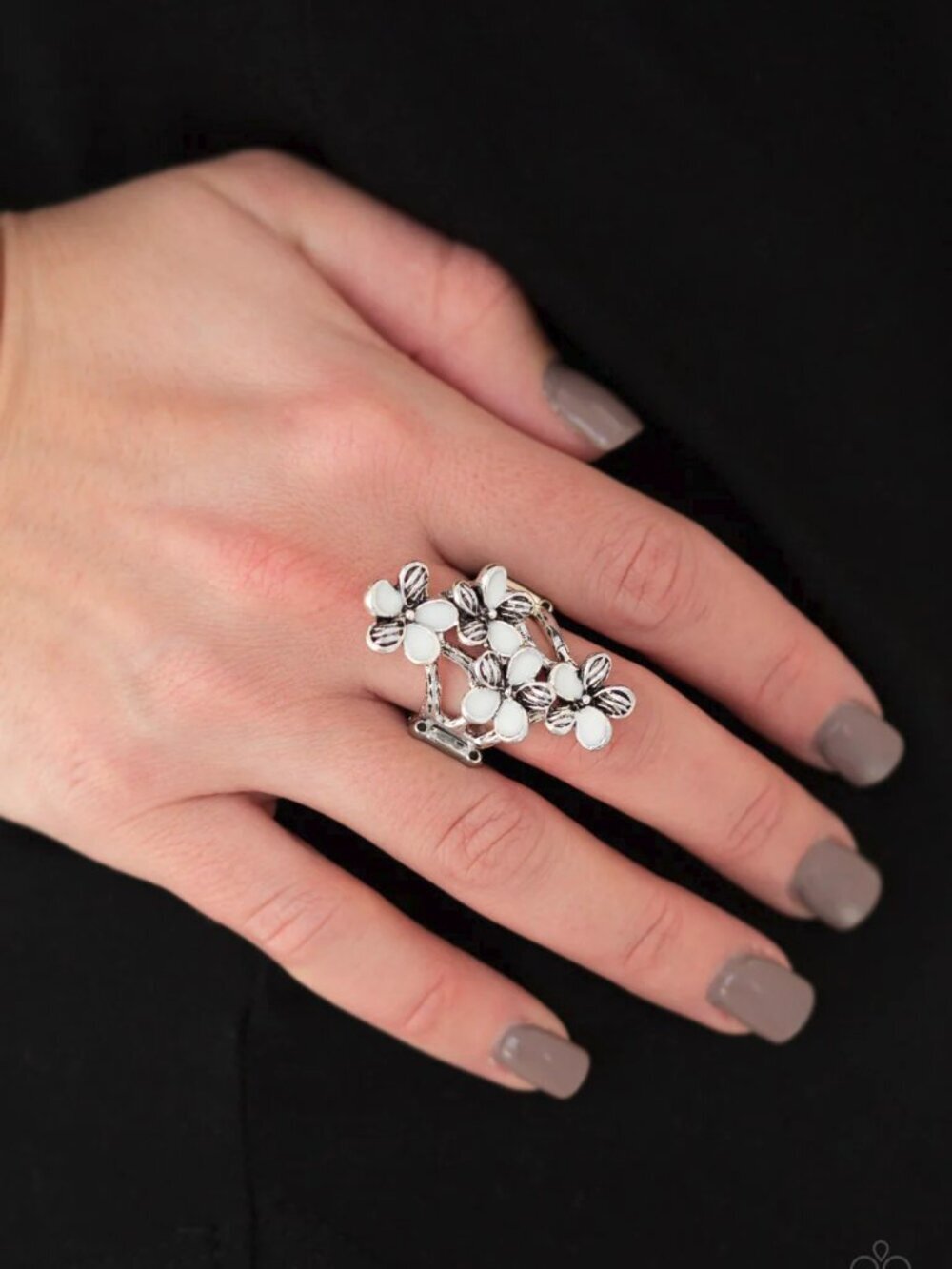 Paparazzi Jewelry Accessories - Climbing Gardens - White Ring - Vintage